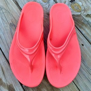 Oofos!!! Beautiful bright coral thongs.